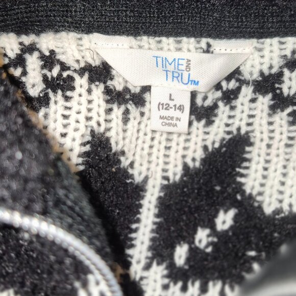 TIME AND TRU stylish sweater, black and white snowflake design in size Large - Picture 16 of 16